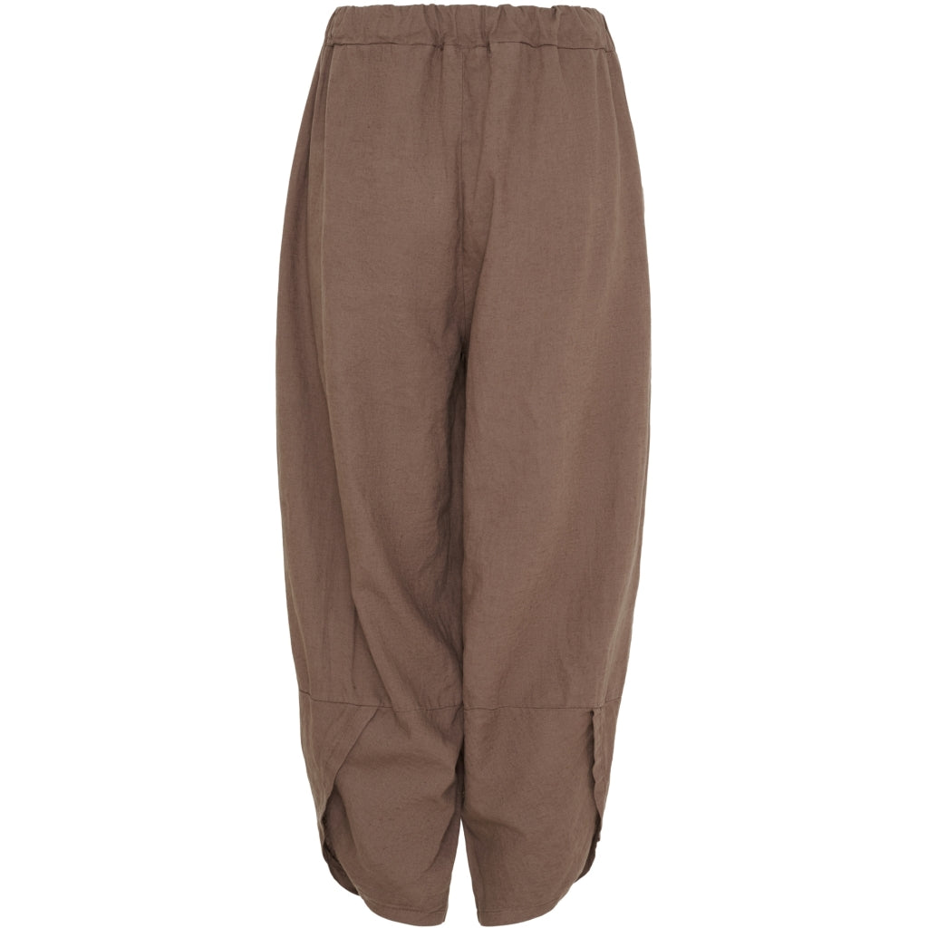 Marta, Maud Pant