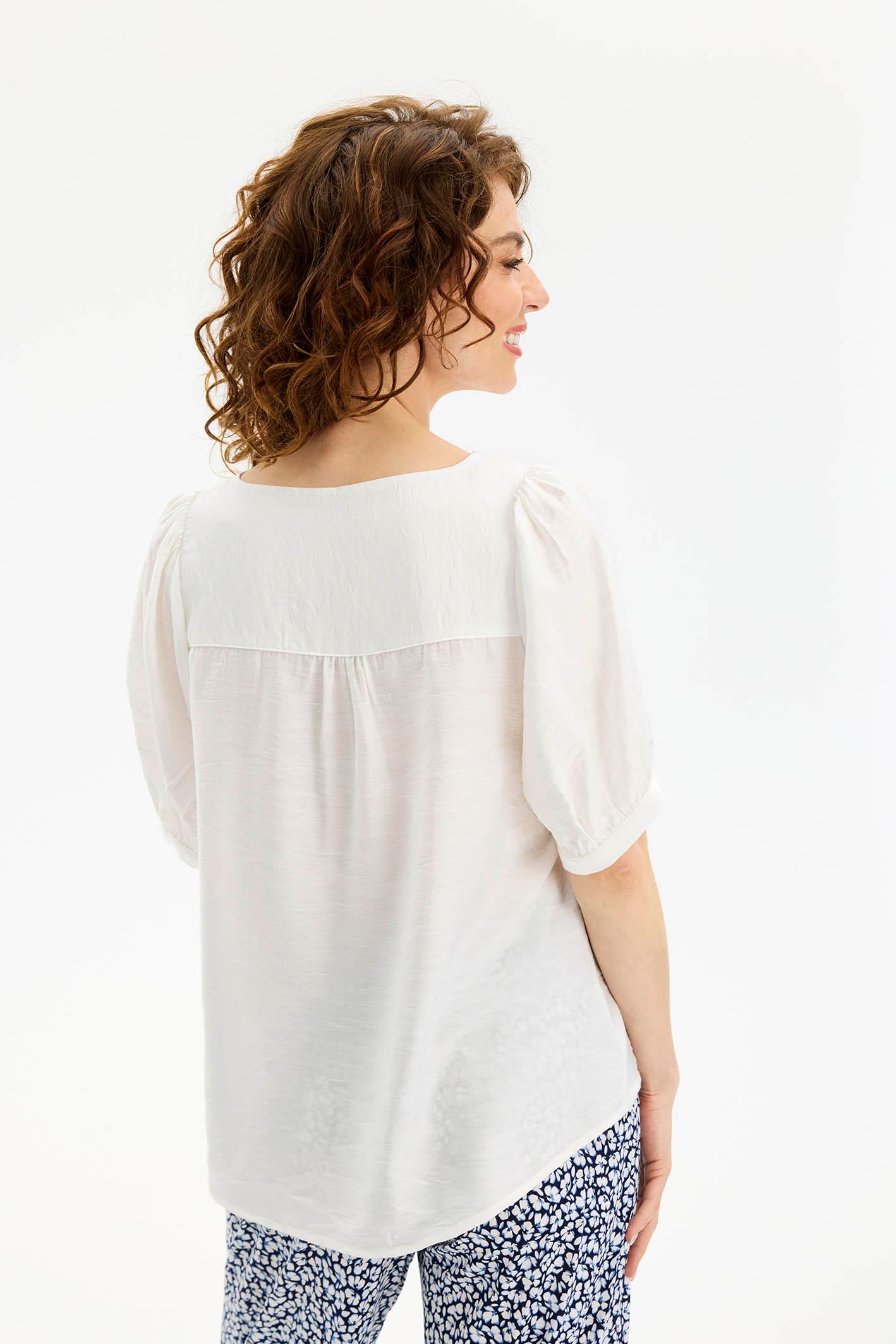 In Front, Goldi Blouse