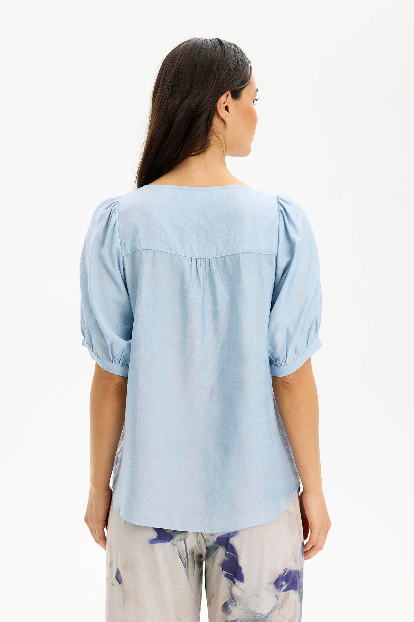 In Front, Goldi Blouse