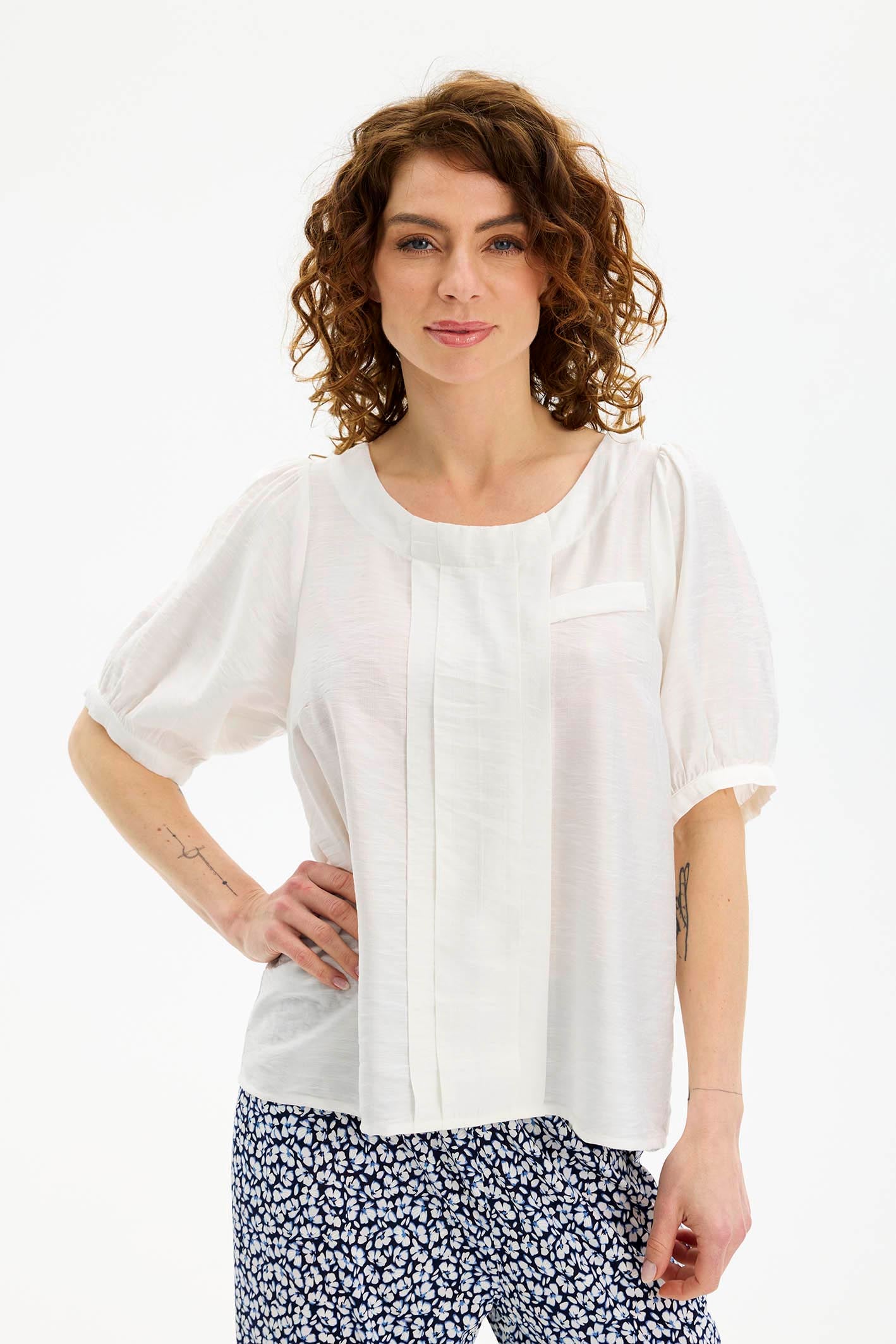 In Front, Goldi Blouse