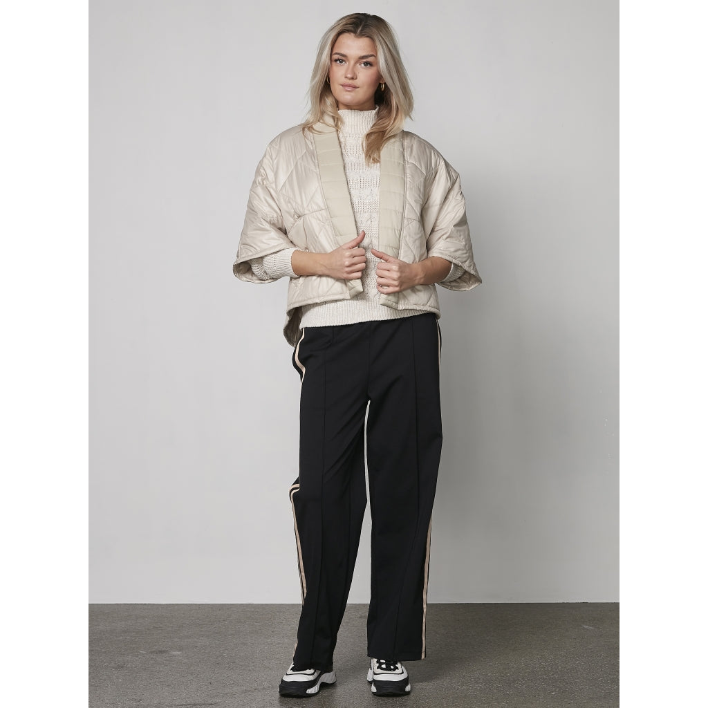NÜ, Yusra Vest