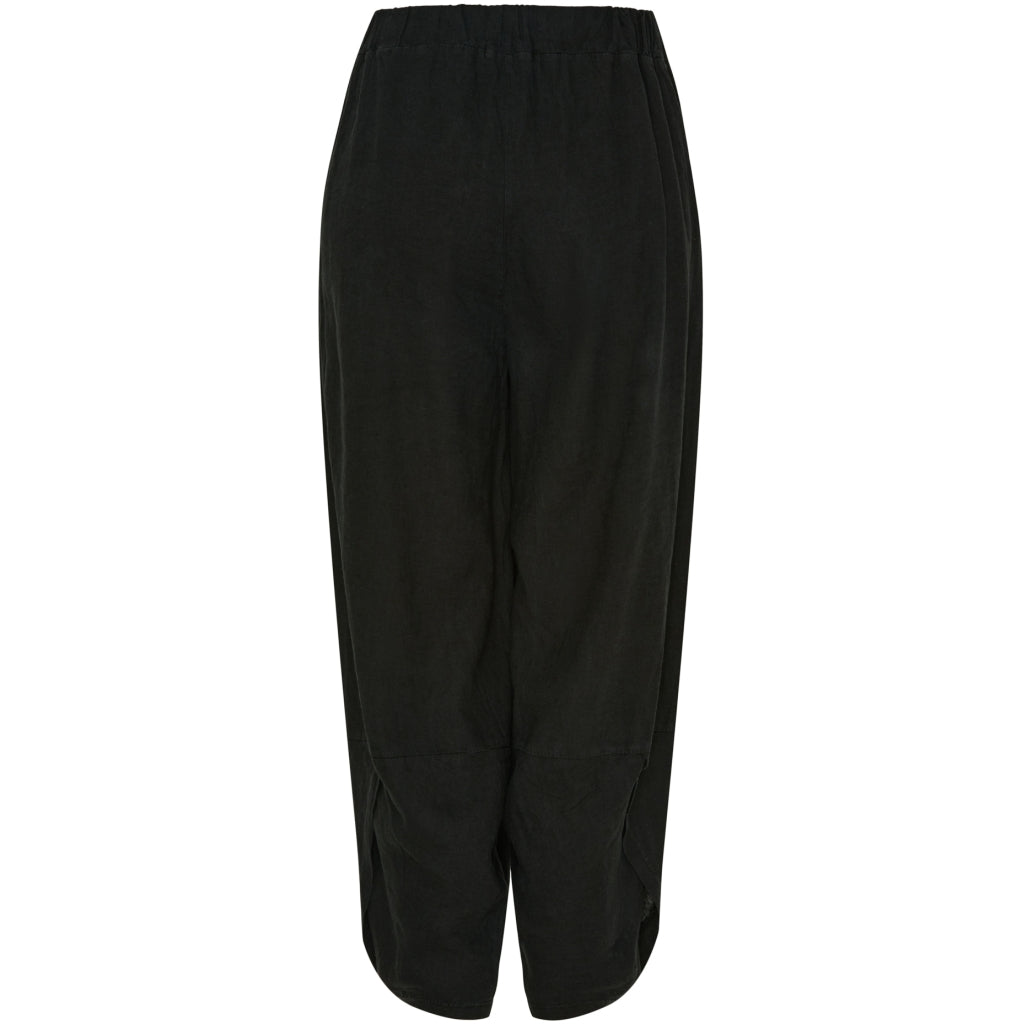 Marta, Maud Pant
