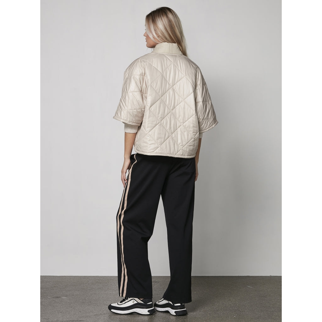 NÜ, Yusra Vest