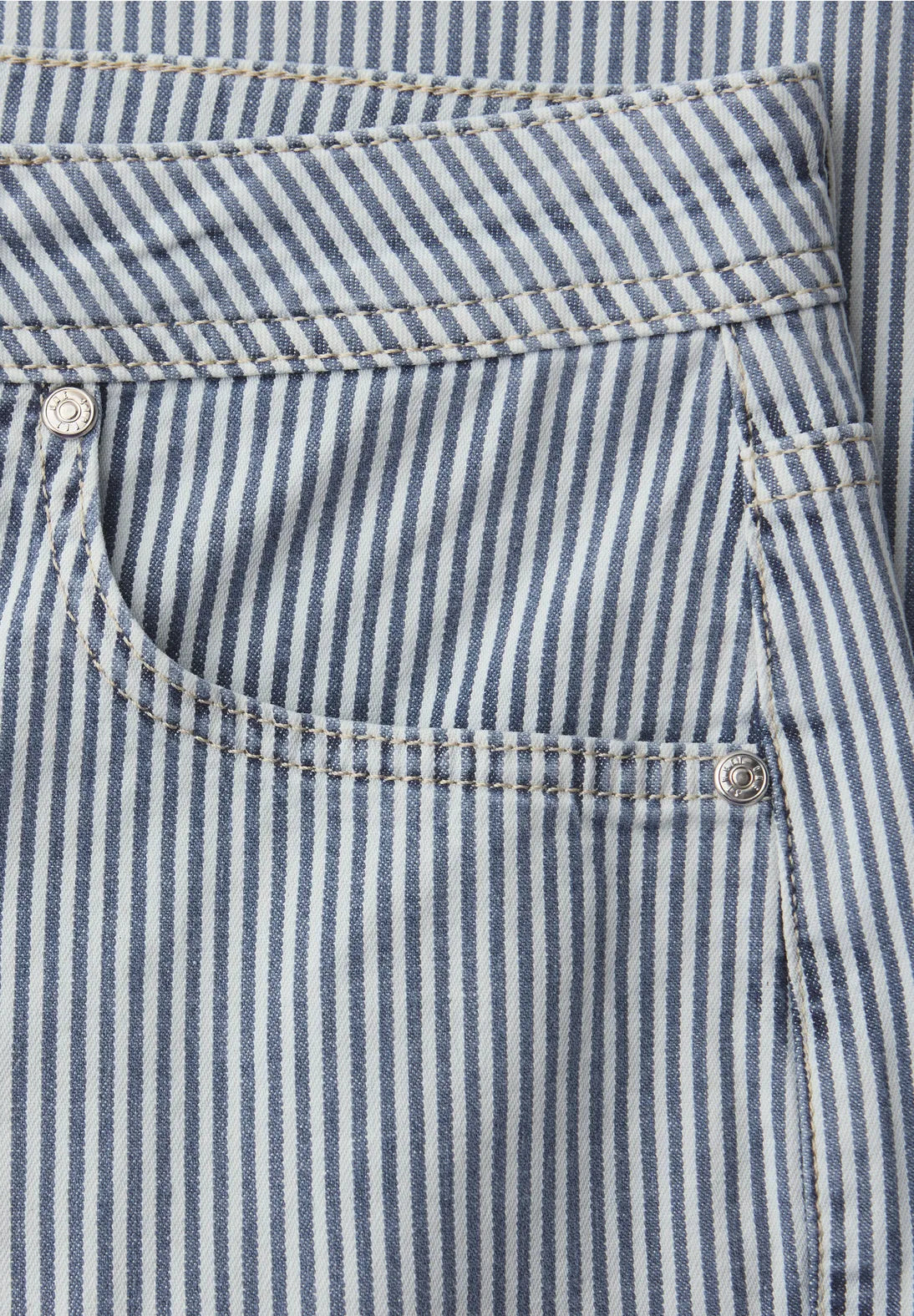 Street One, Amalia Buks lige ben, MW