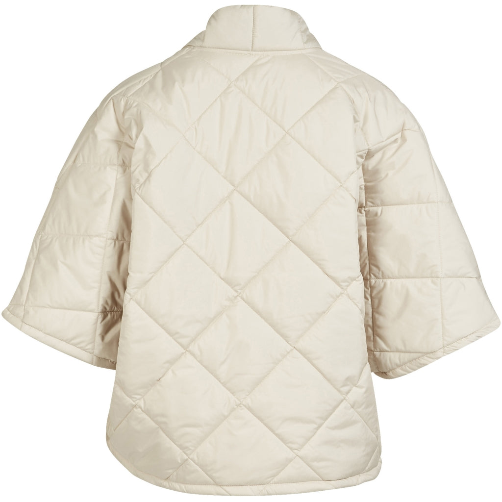 NÜ, Yusra Vest