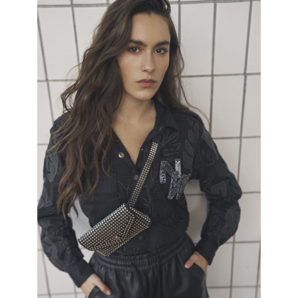 NÜ, Akia Beltbag