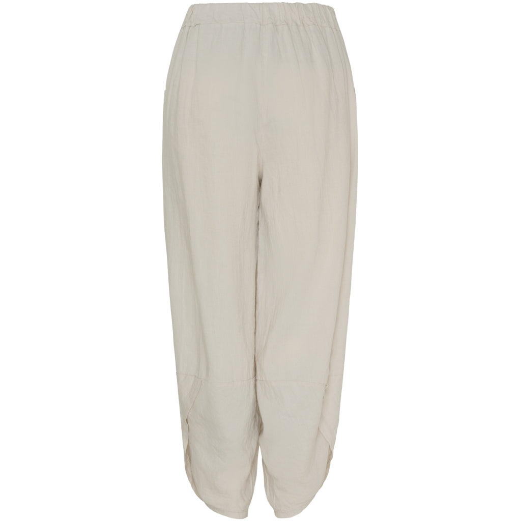 Marta, Maud Pant