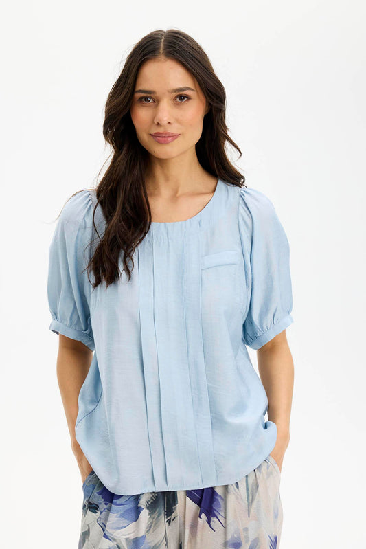 In Front, Goldi Blouse