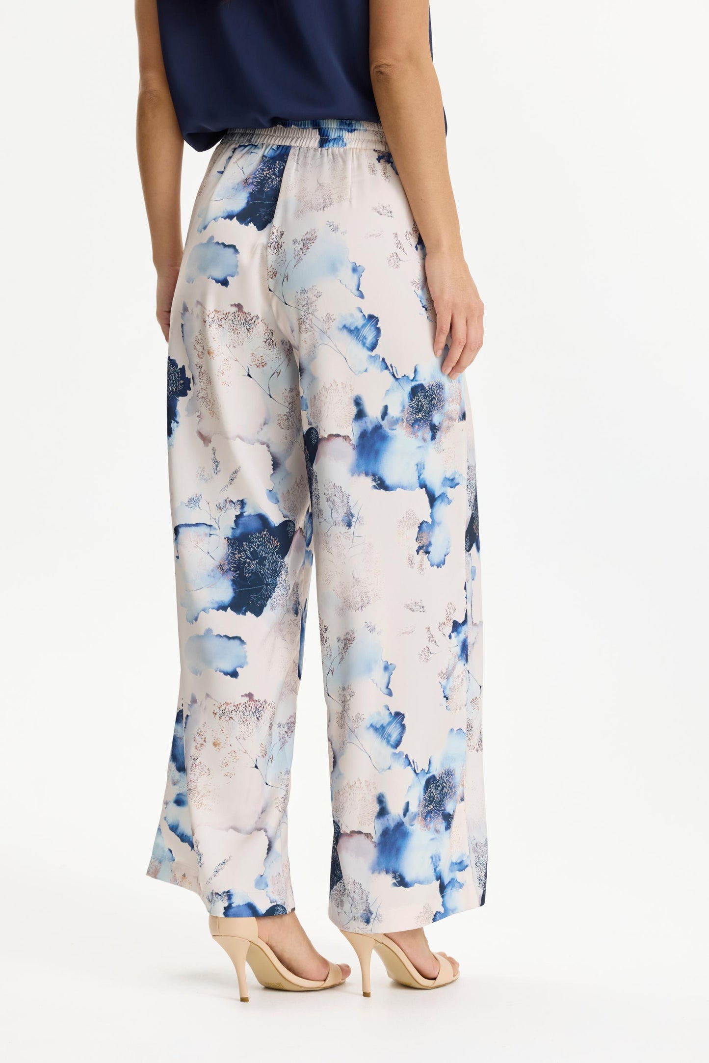 In Front, Nicola Buks