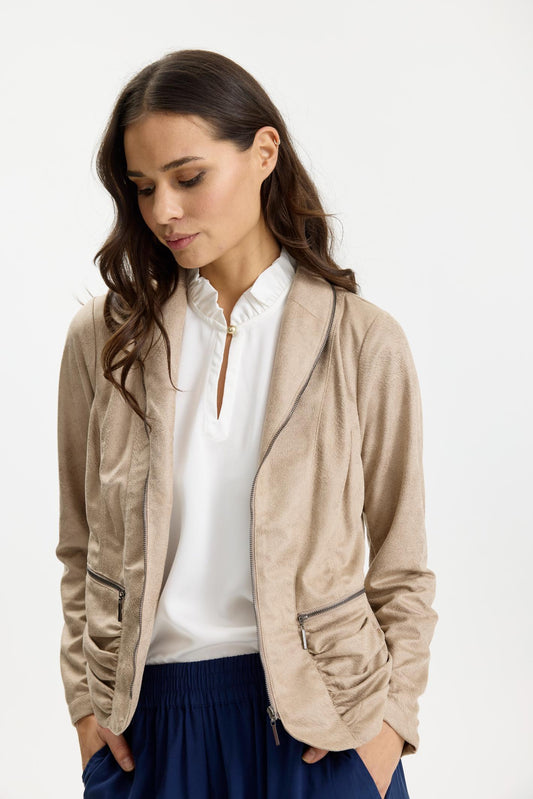 In Front, Betty Jakke