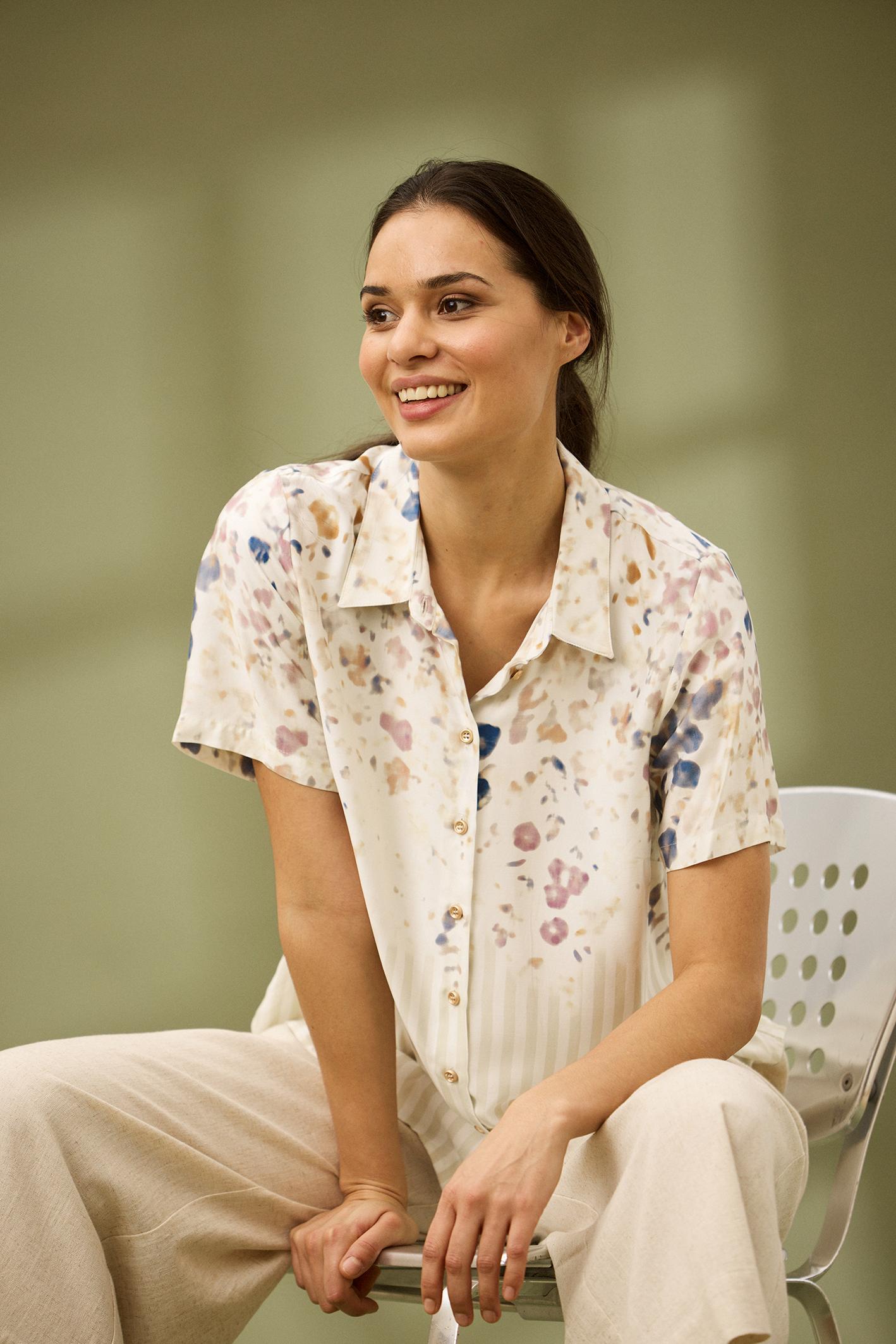 In Front, Valentina Skjorte