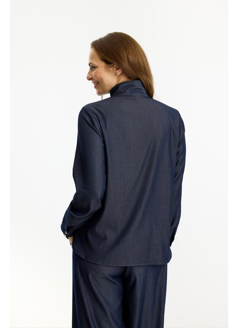 In Front, Hannah Skjorte