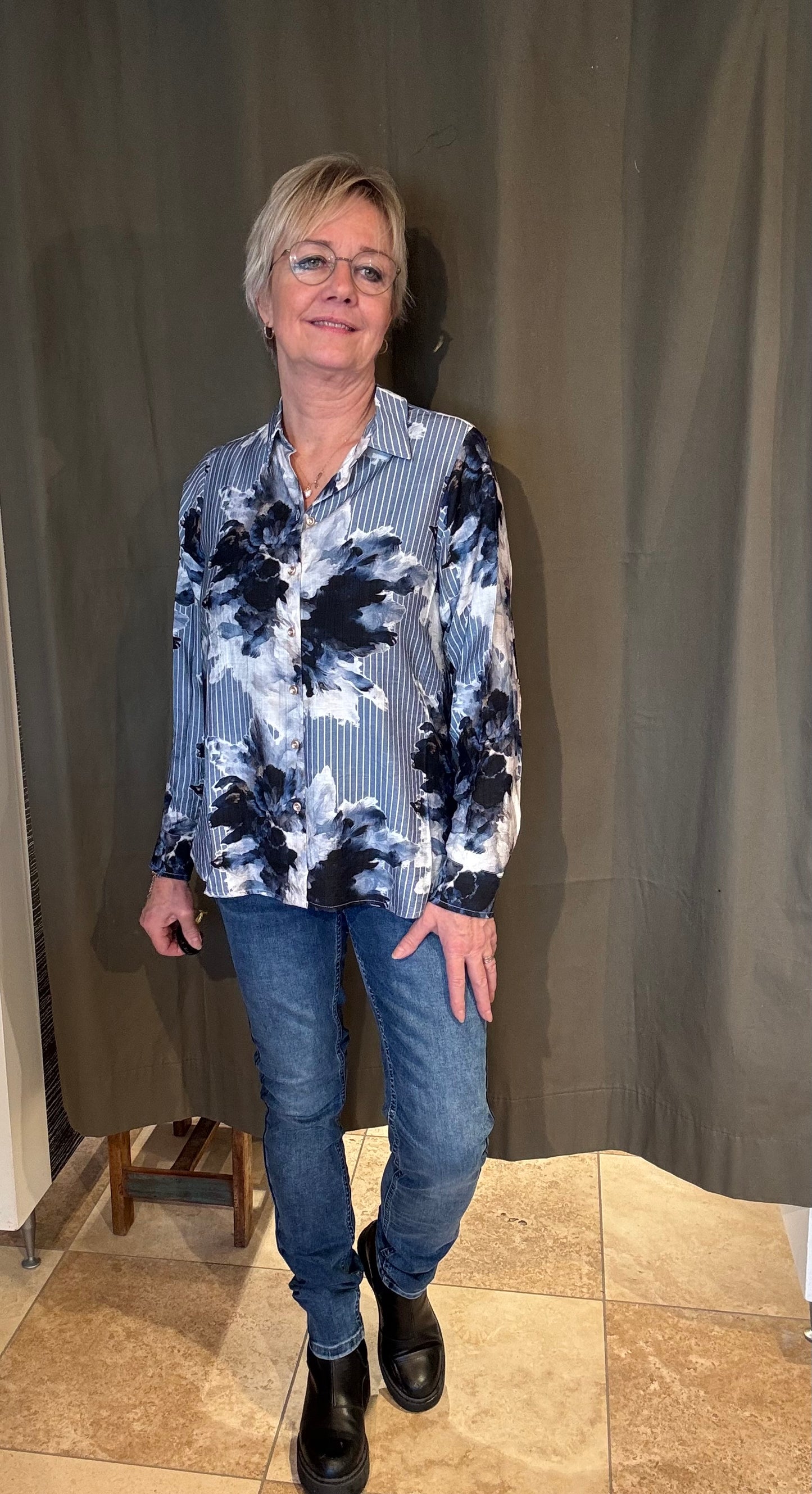 In Front, Ofelia Skjorte