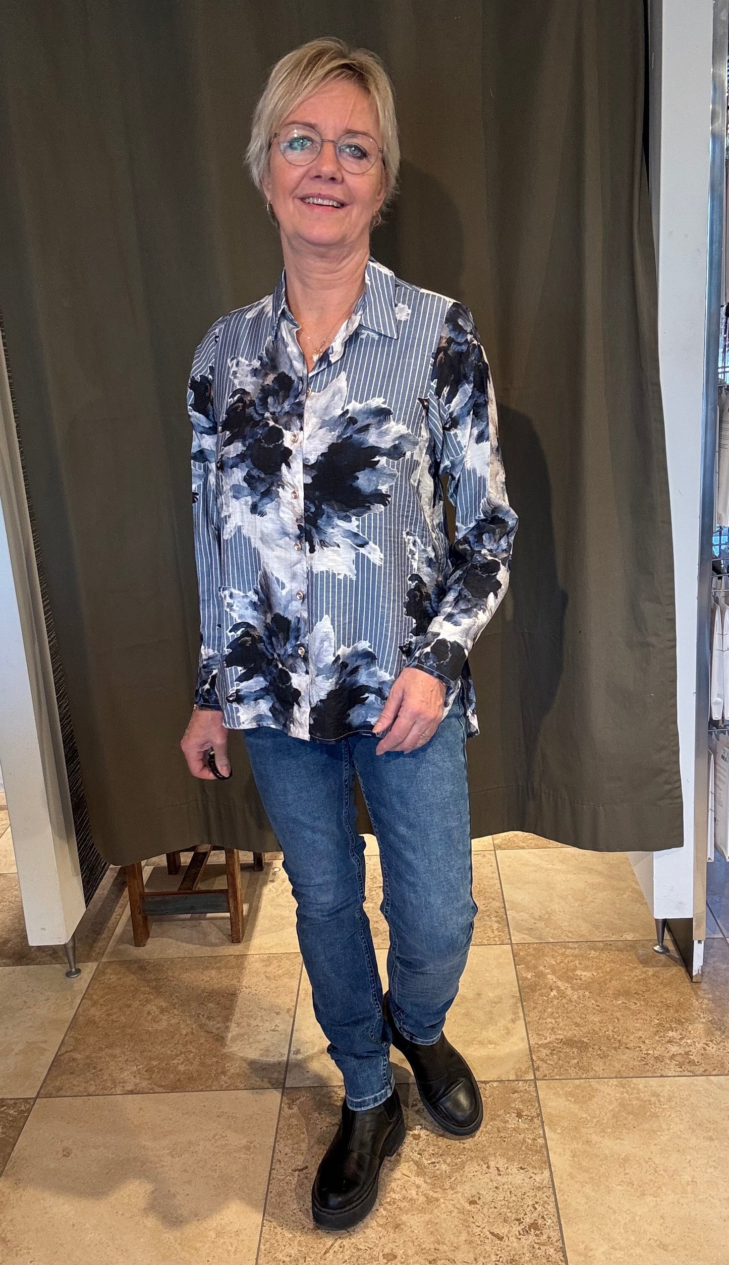 In Front, Ofelia Skjorte