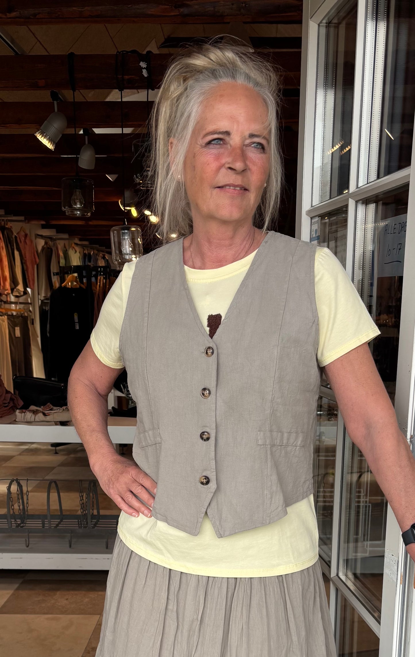 Marta, Evelia Vest