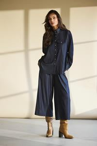 In Front, Hannah Pant