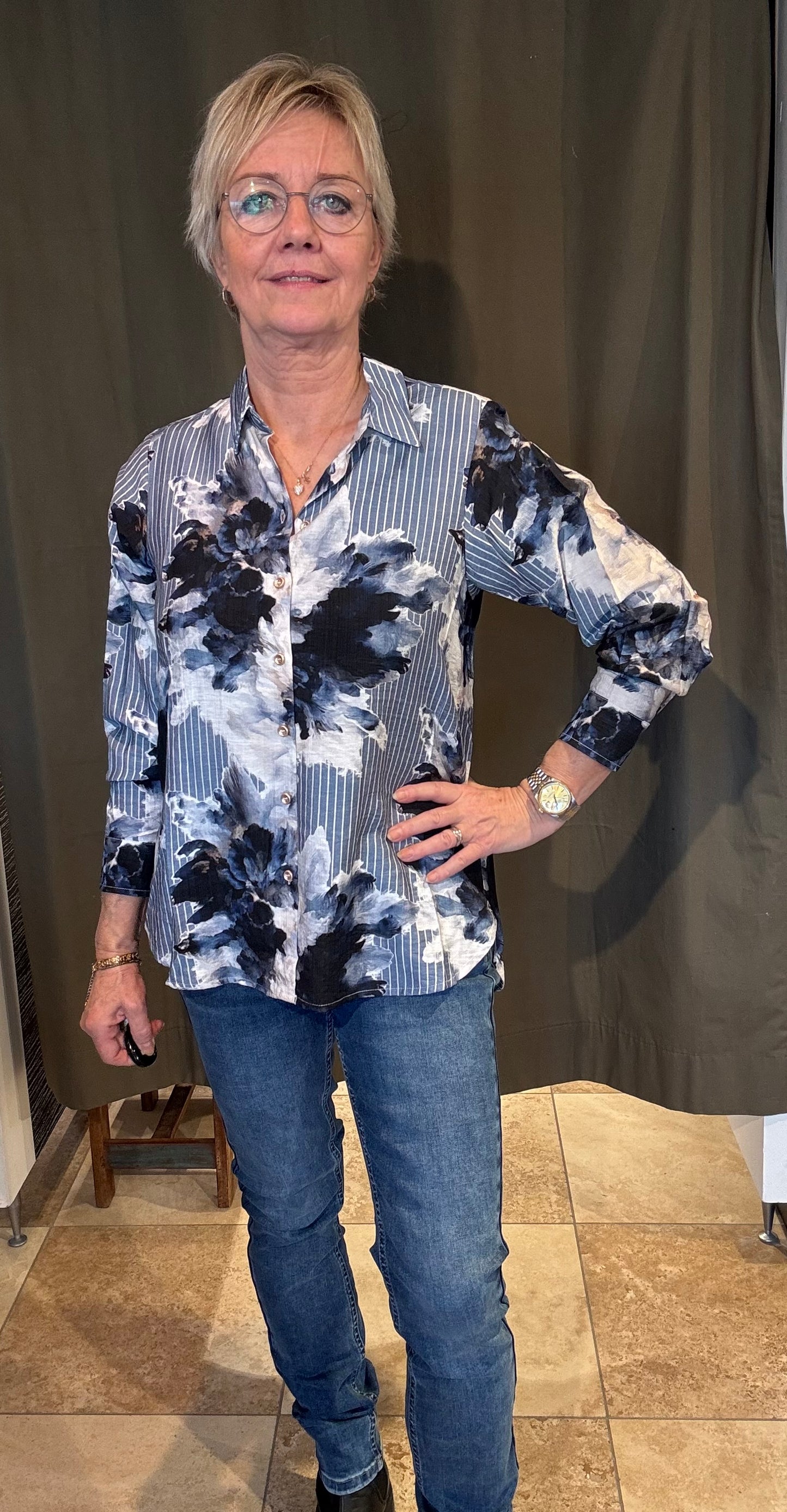 In Front, Ofelia Skjorte