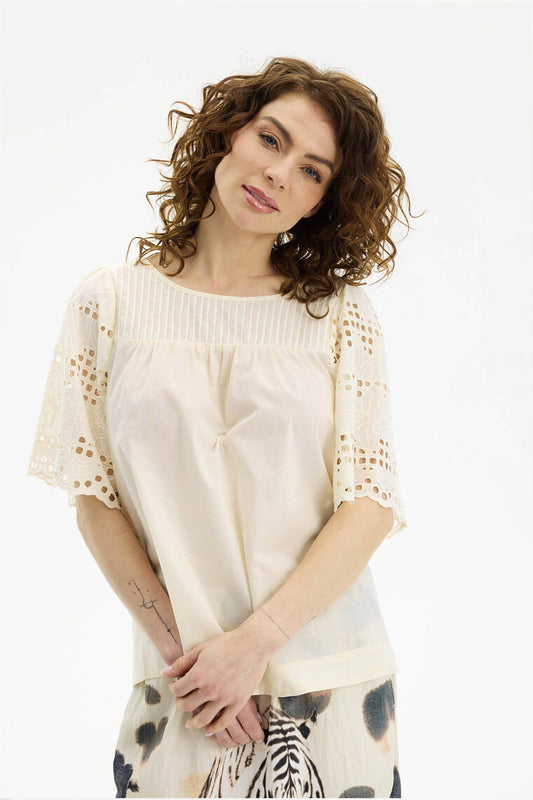 In Front, Agnete Bluse