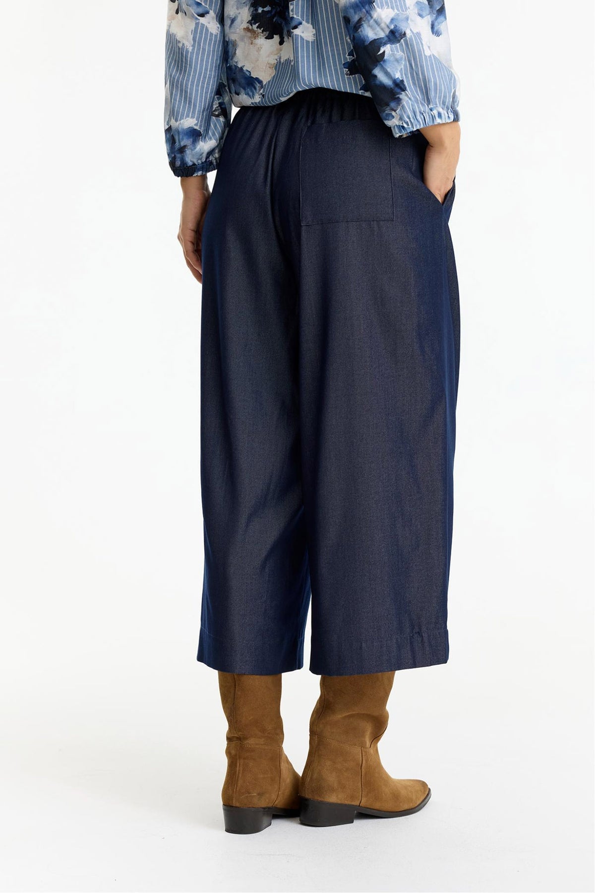 In Front, Hannah Pant