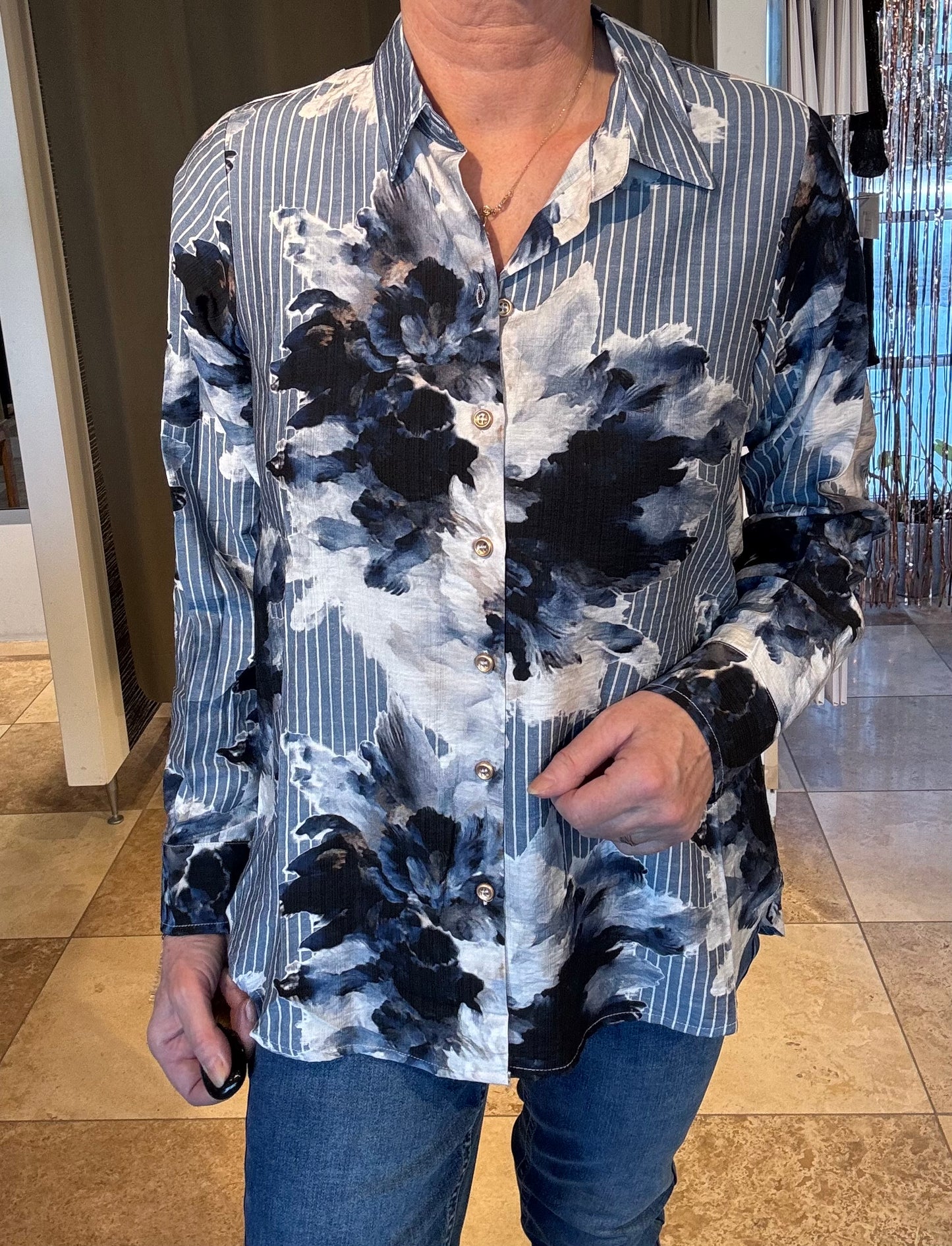 In Front, Ofelia Skjorte