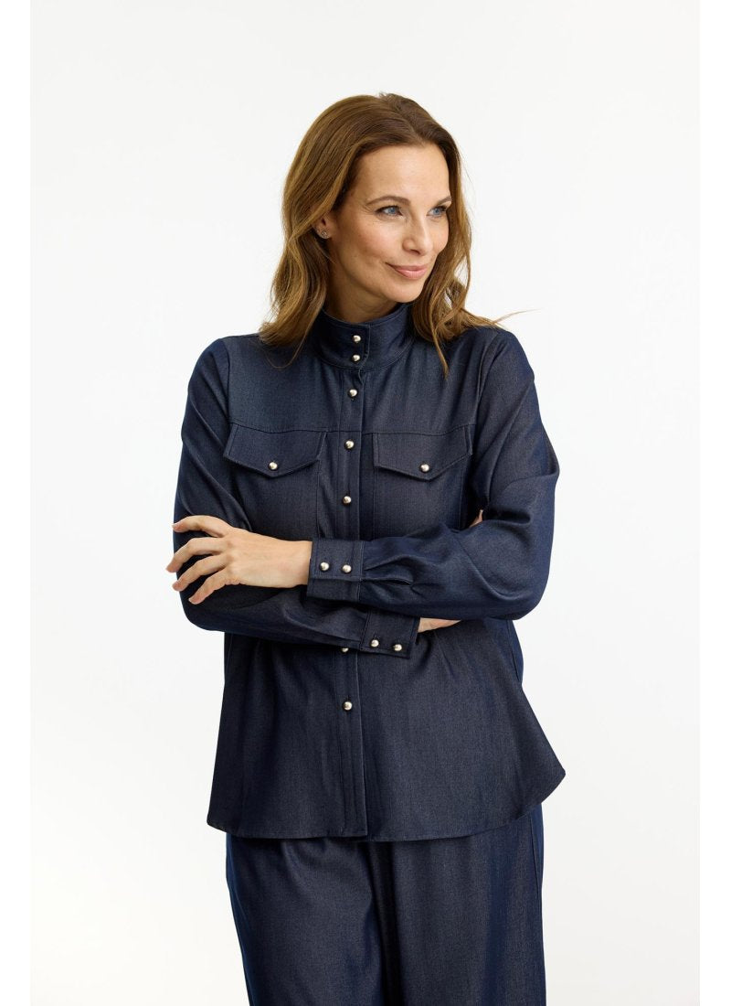 In Front, Hannah Skjorte